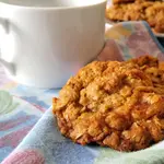 These oatmeal cookies (haferflockenplätzchen) are my favorite ... chewy, buttery, and filled with apricots, just like Mutti made.