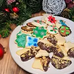 Want an easy sugar cookie recipe? One that can be used for Christmas cookies? Learn how to make Oma’s Zuckerkekse that are perfect any time of the year. Lecker!