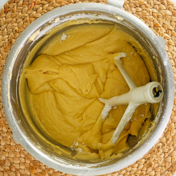 Mix the dough for the Frankfurter Kranz cake until smooth