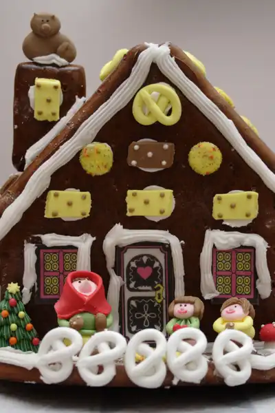 German Gingerbread House Idea #18