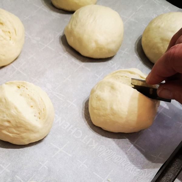 Form brotchen and cut with razor blade