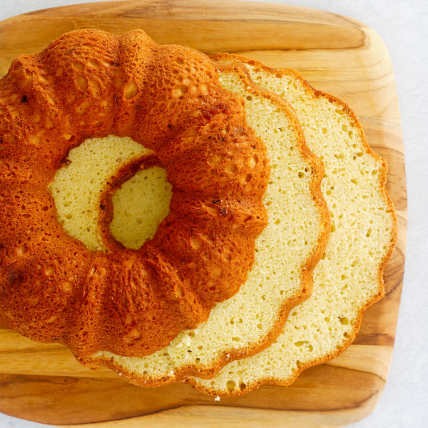 Cool the Frankfurter Crown Cake and cut into three layers