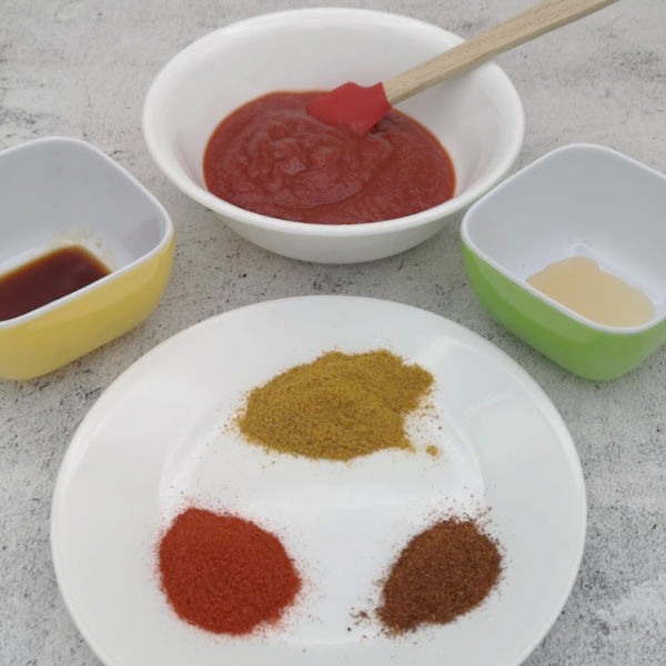 Prepare the ingredients for making currywurst sauce. Prepare the ingredients for making currywurst sauce.