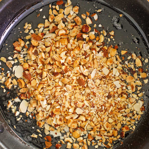 Make the krokant in a frying pan