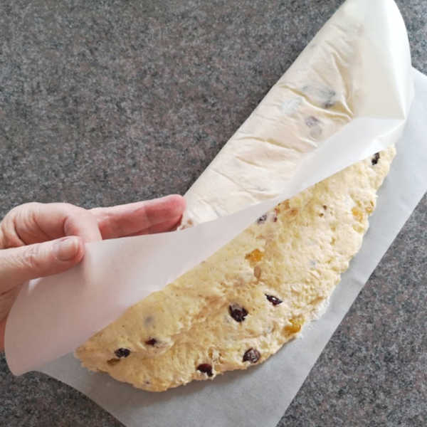 Fold dough over marzipan Fold dough over marzipan