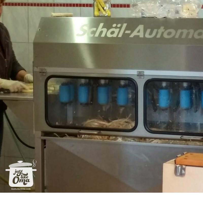 This machine we saw in Germany peels the asparagus for you! Hassle-free!