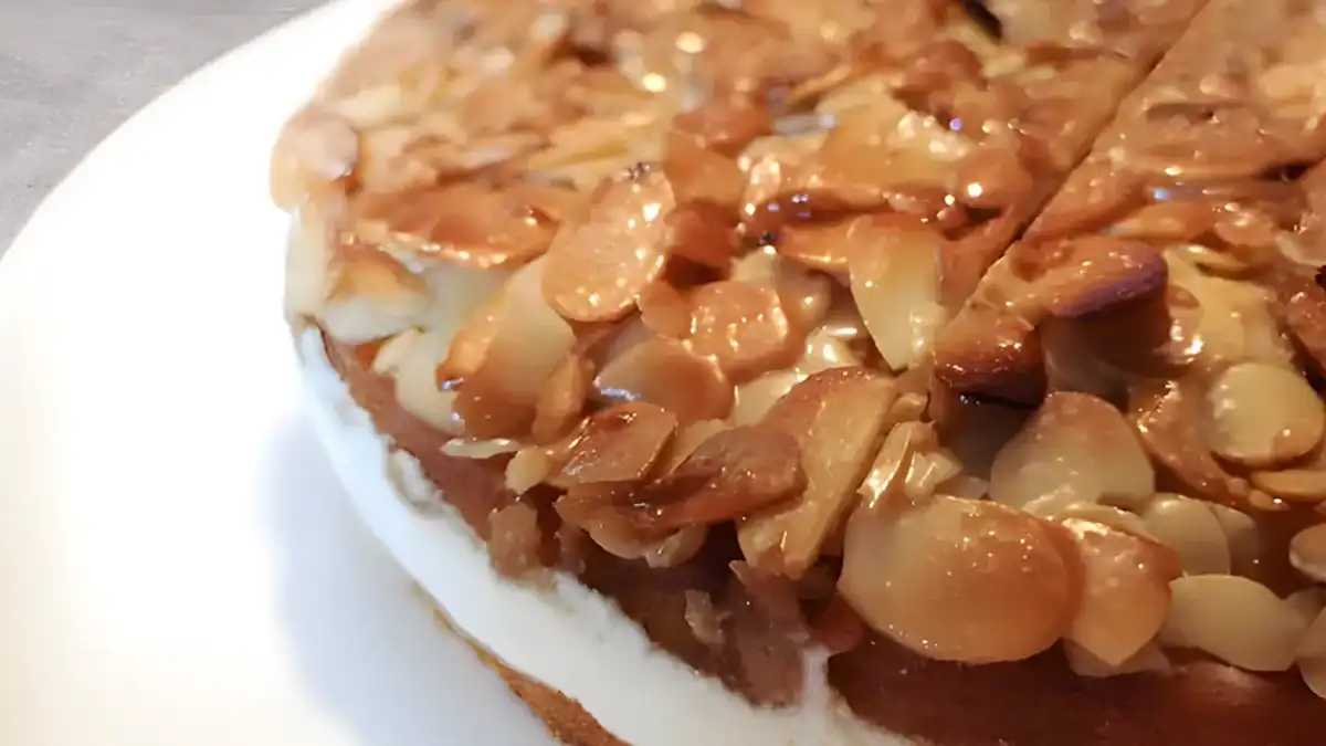 Bienenstich Cake: German "Bee Sting" cake. Sweet, creamy, wunderbar!