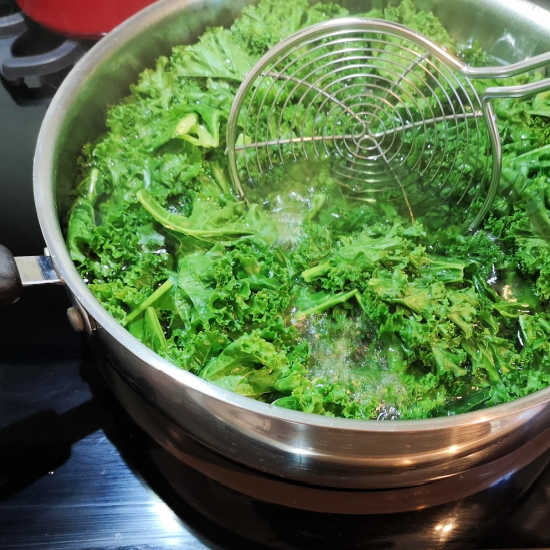 Blanch the kale leaves first to make Oma's Kale and Potato Recipe ~ Grünkohl mit Kartoffeln, made the easy way, all in one pot. Similar to Grünkohl mit Pinkel! Blanch the kale leaves first to make Oma's Kale and Potato Recipe ~ Grünkohl mit Kartoffeln, made the easy way, all in one pot. Similar to Grünkohl mit Pinkel!