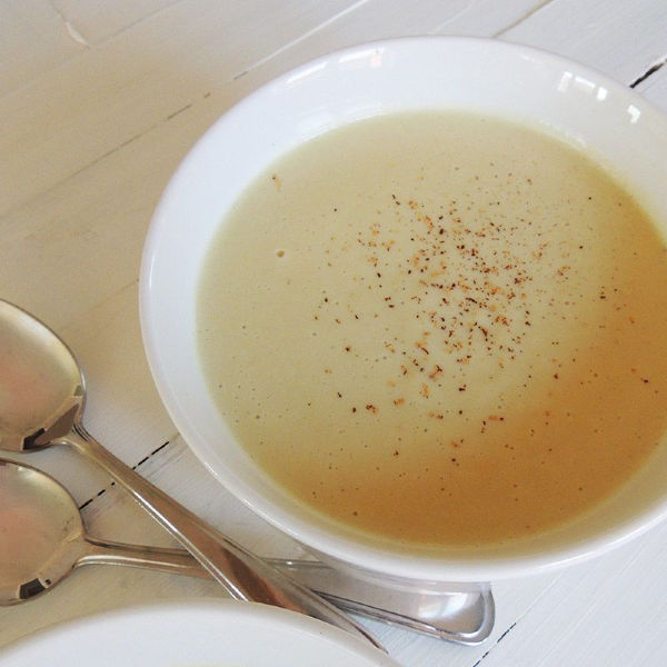 Creamy 'cheesy' vegan cauliflower soup that tastes so rich and luscious. You NEED a bowlful today! Creamy 'cheesy' vegan cauliflower soup that tastes so rich and luscious. You NEED a bowlful today!