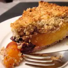 Peach & Cherry Streusel Cake (Pfirsich-Kirsch-Streuselkuchen)