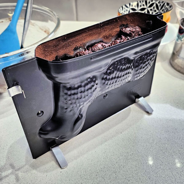 Close lamb cake mold with clips carefully! Close lamb cake mold with clips carefully!