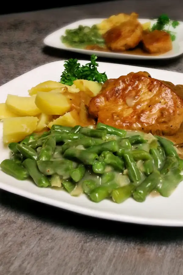 Green beans with creamy sauce