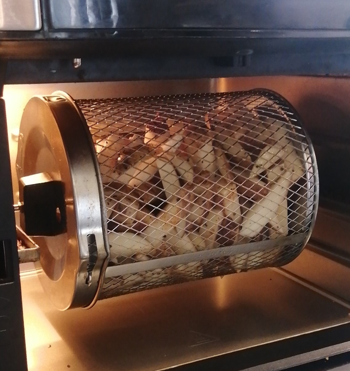 Making french fries has never been so easy. Use the rotisserie basket to rotate the fries to get a nice even crisp! Making french fries has never been so easy. Use the rotisserie basket to rotate the fries to get a nice even crisp!