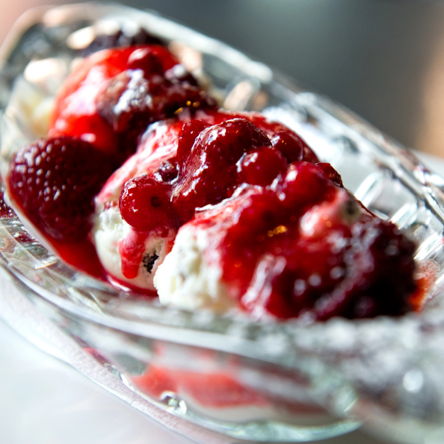 Heiss und Eis (Frozen Fruit Dessert)