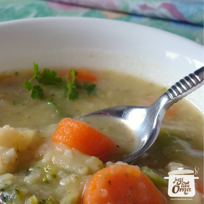 Easy Homemade Vegetable Soup – Omas einfache hausgemachte Gemüsesuppe.