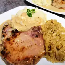 Kasseler Chops & Sauerkraut (Kasseler Koteletts mit Sauerkraut)