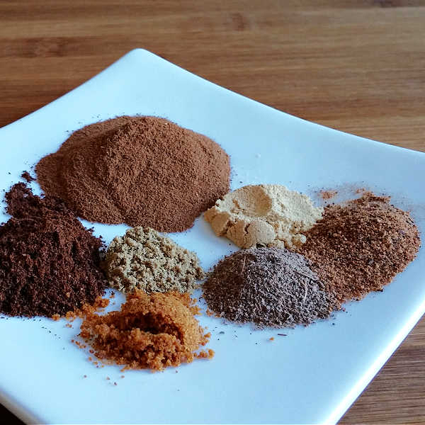Lebkuchen Spice Mix made of cinnamon, cloves, mace, coriander, cardamon, ginger and nutmeg.