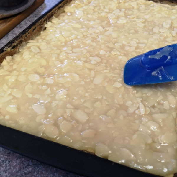 Leveling nut mixture over graham crackers. This step is important!