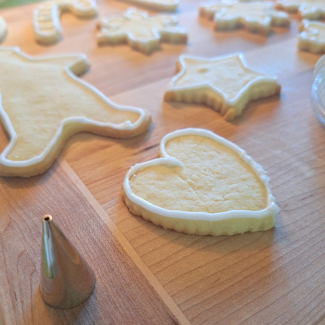 Outlining cookies with thicker icing to hold the flooding icing inside its border.