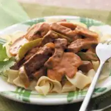 Paprikash Beef Stroganoff (Rind-Stroganoff mit Paprika)