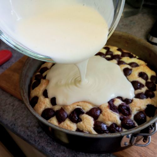 Now we pour that lecker homemade icing on top of the baked cake.