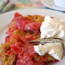 Rhubarb Dump Cake (Rhabarber-Schüttelkuchen)