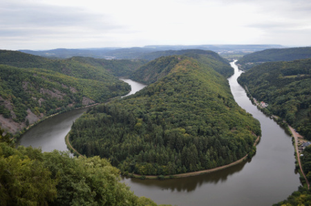 Get a stunning view of the beautiful Saarschleife from the treetop walk! Get a stunning view of the beautiful Saarschleife from the treetop walk!