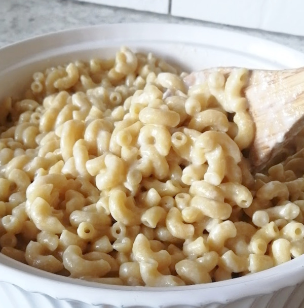 All mixed and ready for toppings! Creamy white sauce is a favorite when it comes to mac and cheese.