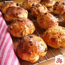 Rolls with Raisins (Rosinenbrötchen)