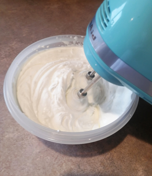 https://www.quick-german-recipes.com/images/whipped-cream-for-puffs.jpg