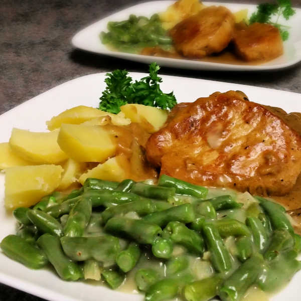 Cooking green beans, German-style, makes a wonderful side dish for almost any meal. Cooking the grüne Bohnen till just tender with a creamy white sauce is so traditional and so lecker!