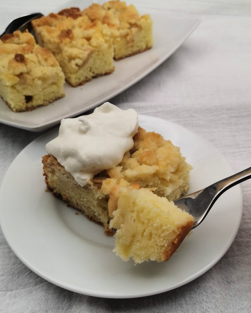 German Crumb Cake with Apples