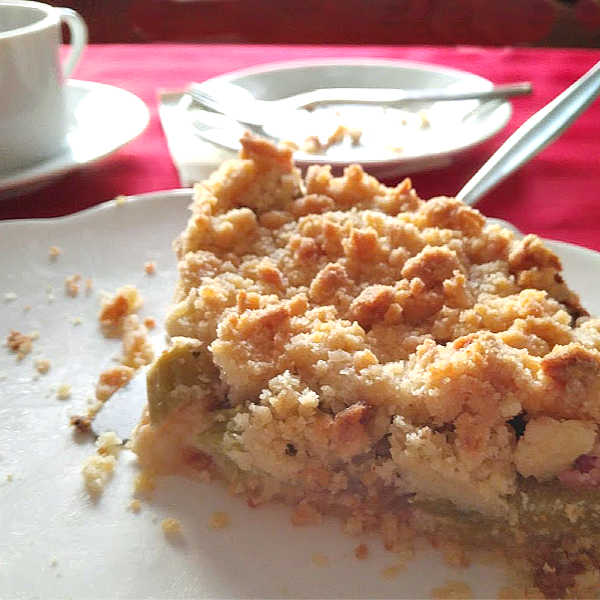 Oma's Streusel Rhubarb Cake ~ Rhabarber-Streuselkuchen