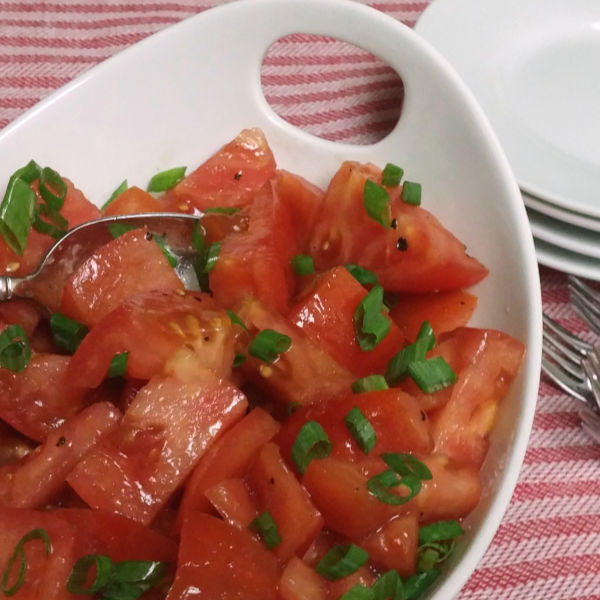Oma's Tomatensalat is an easy German tomato salad that's such a great way to use the bounty of your fresh garden tomatoes. It's summer in a bowl. So lecker!